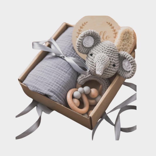Babys Badetuch-Set mit süßen Spielzeugen