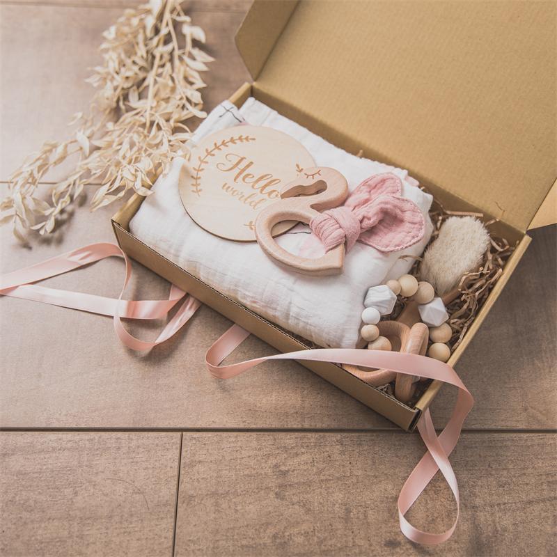 Babys Badetuch-Set mit süßen Spielzeugen