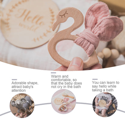 Babys Badetuch-Set mit süßen Spielzeugen